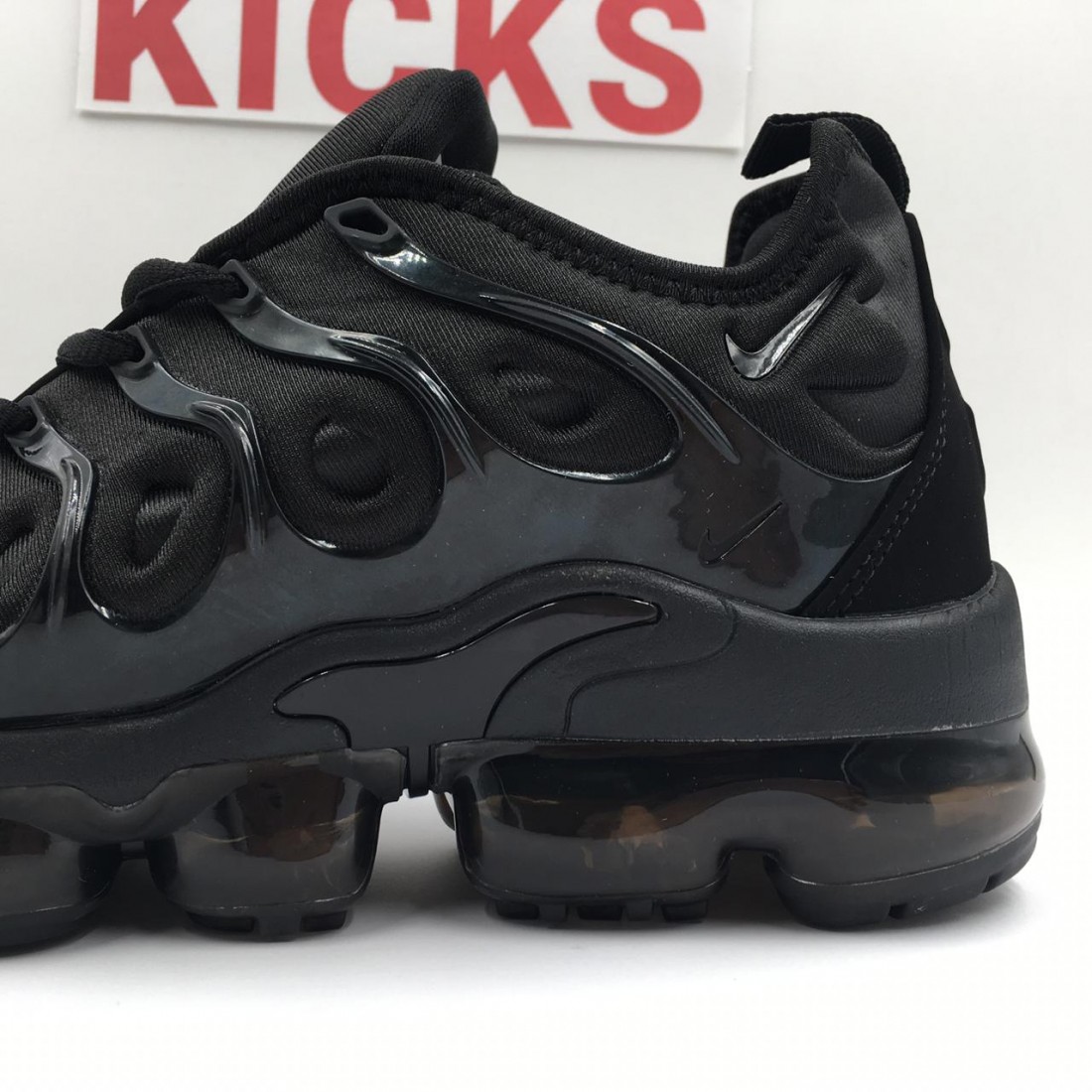 vapormax plus triple black